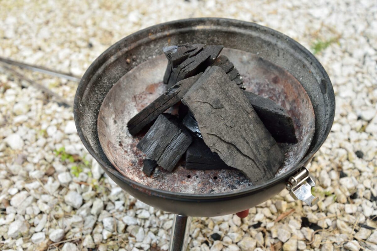 バーベキューの炭の付け方を解説。最速で炭に火を付ける方法。  節約家サラリーマン生活
