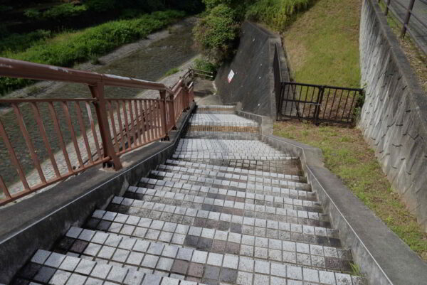 石川へ降りる階段の画像