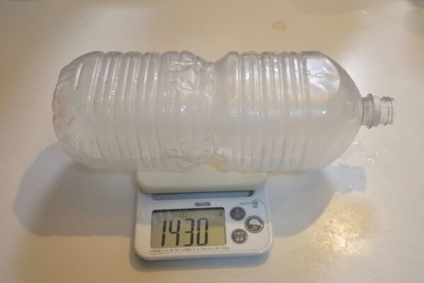 改造発泡クーラーで12時間後のペットボトルに残った氷の量