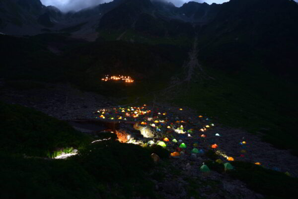 涸沢のテント場の夜景