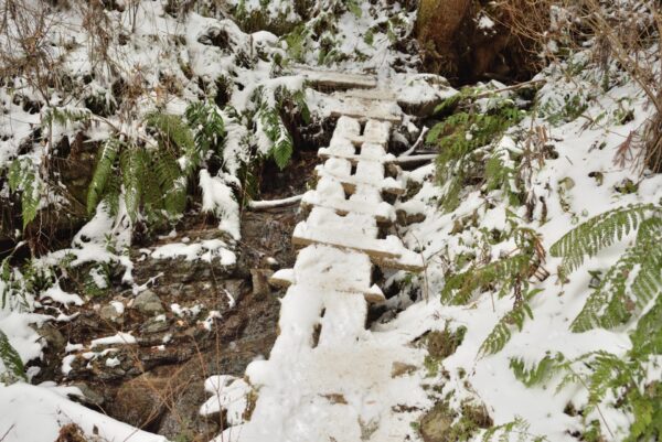 寺谷ルートの雪の積もった橋