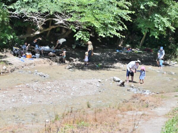 水越川で子供が遊んでいる画像