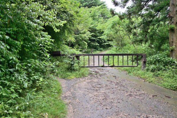 水越峠登山道入り口の画像