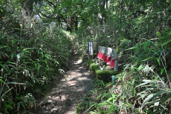 山頂広場手前のお地蔵さんの画像