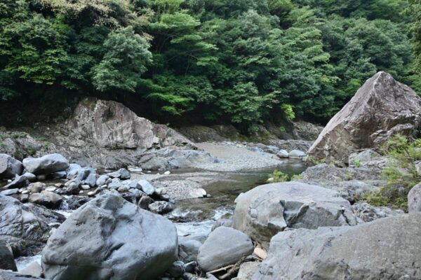 岩の多い玉川峡の川遊び場の画像