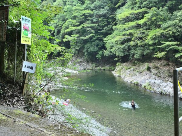 玉川峡河川敷への降り場の画像