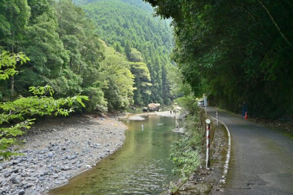 玉川峡の丹生川の川幅