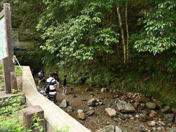 和泉市立青少年の家前横の川遊び場の画像