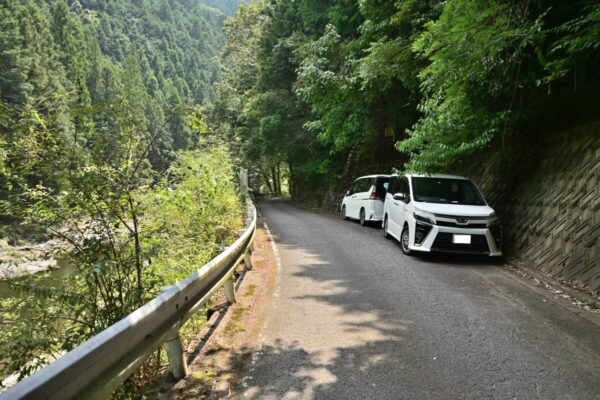 道幅の狭い玉川峡で路上駐車している画像