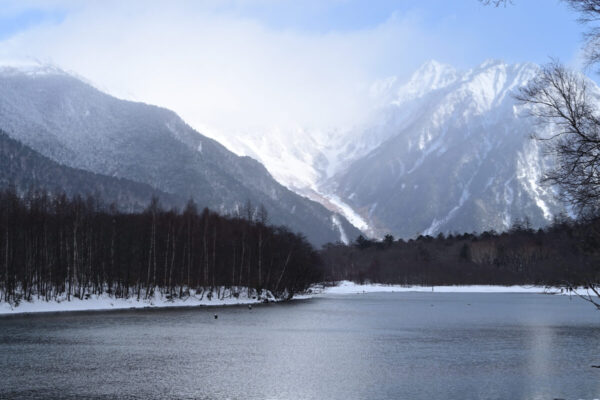 大正池の湖畔からみた穂高連峰の画像