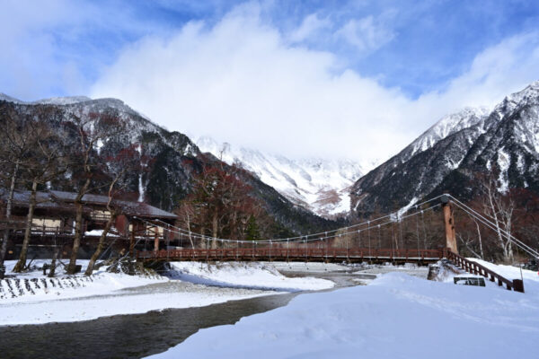 静寂に包まれた河童橋と穂高連峰の画像