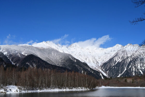 大正池から眺めた冬の穂高連峰の画像