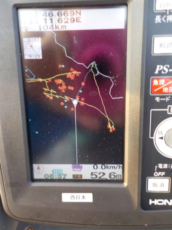 船の航跡が映った魚探の画像
