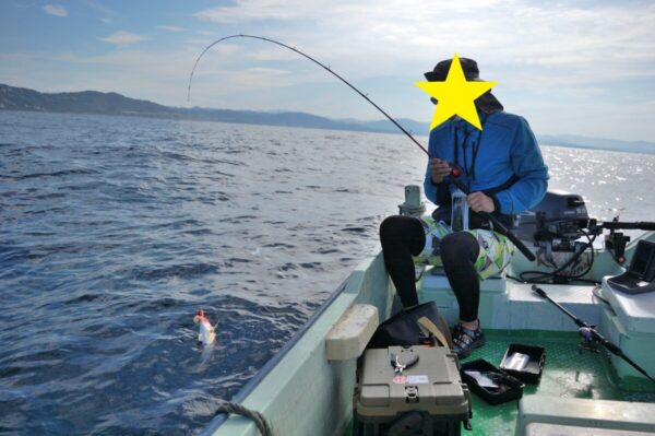 印南のレンタルボートで釣りをしている画像