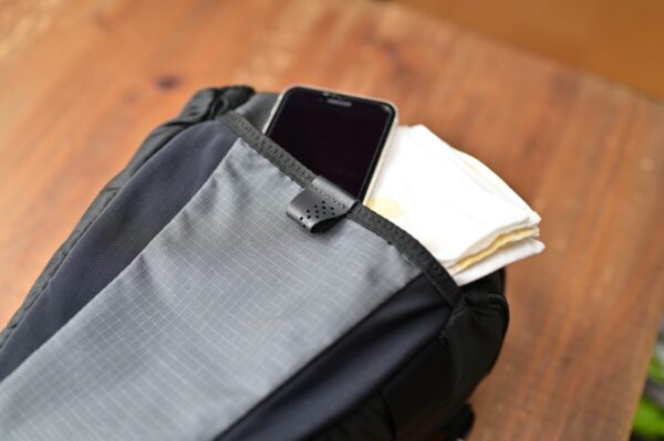 カメラバッグにスマホを入れた画像