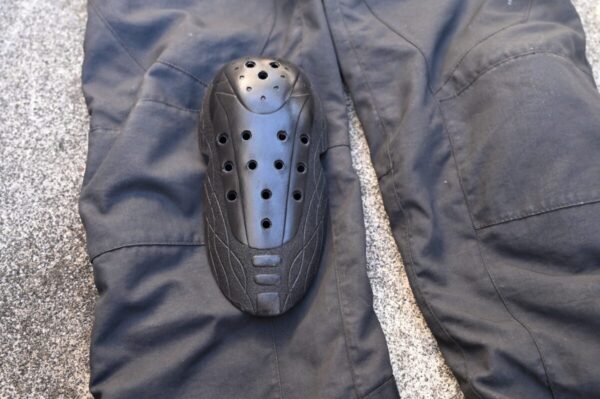 オーバーパンツの膝のプロテクターの画像