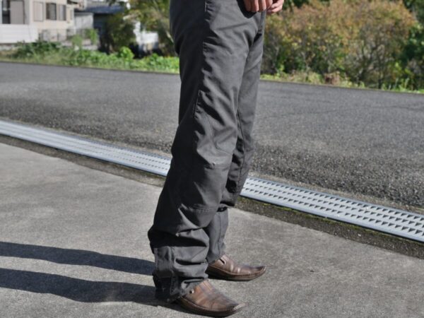 横から見たオーバーパンツの画像