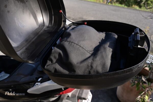 リアボックスに入れたオーバーパンツの画像