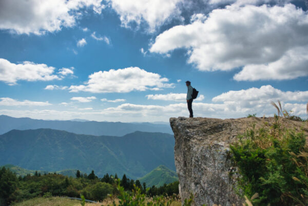 人が火上げ岩の上に立っている画像