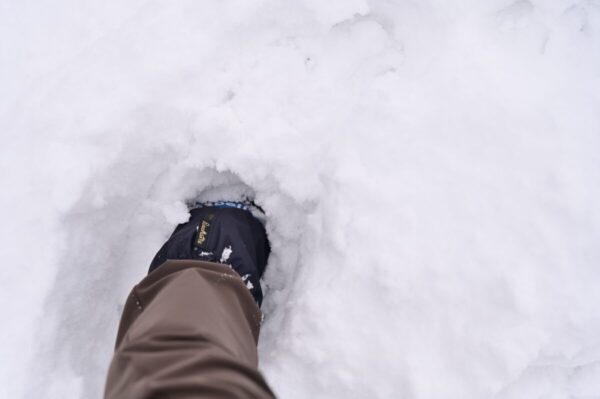 足が雪に埋もれている画像