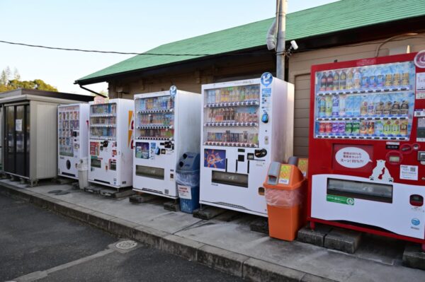 自動販売機が並んでいる画像