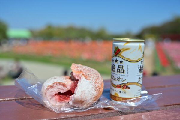 イチゴジャムの入ったあんぱんとコーヒーの画像