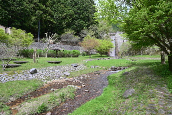 緑の砂防ゾーンにある広場の画像