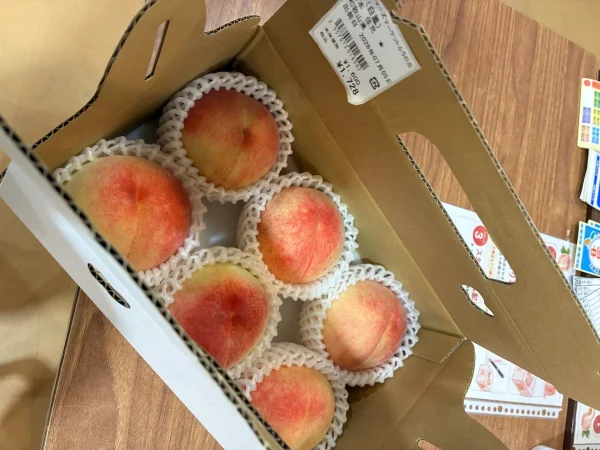 ふうの丘で購入した桃の画像
